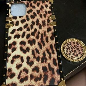 I phone 11 case and pop socket